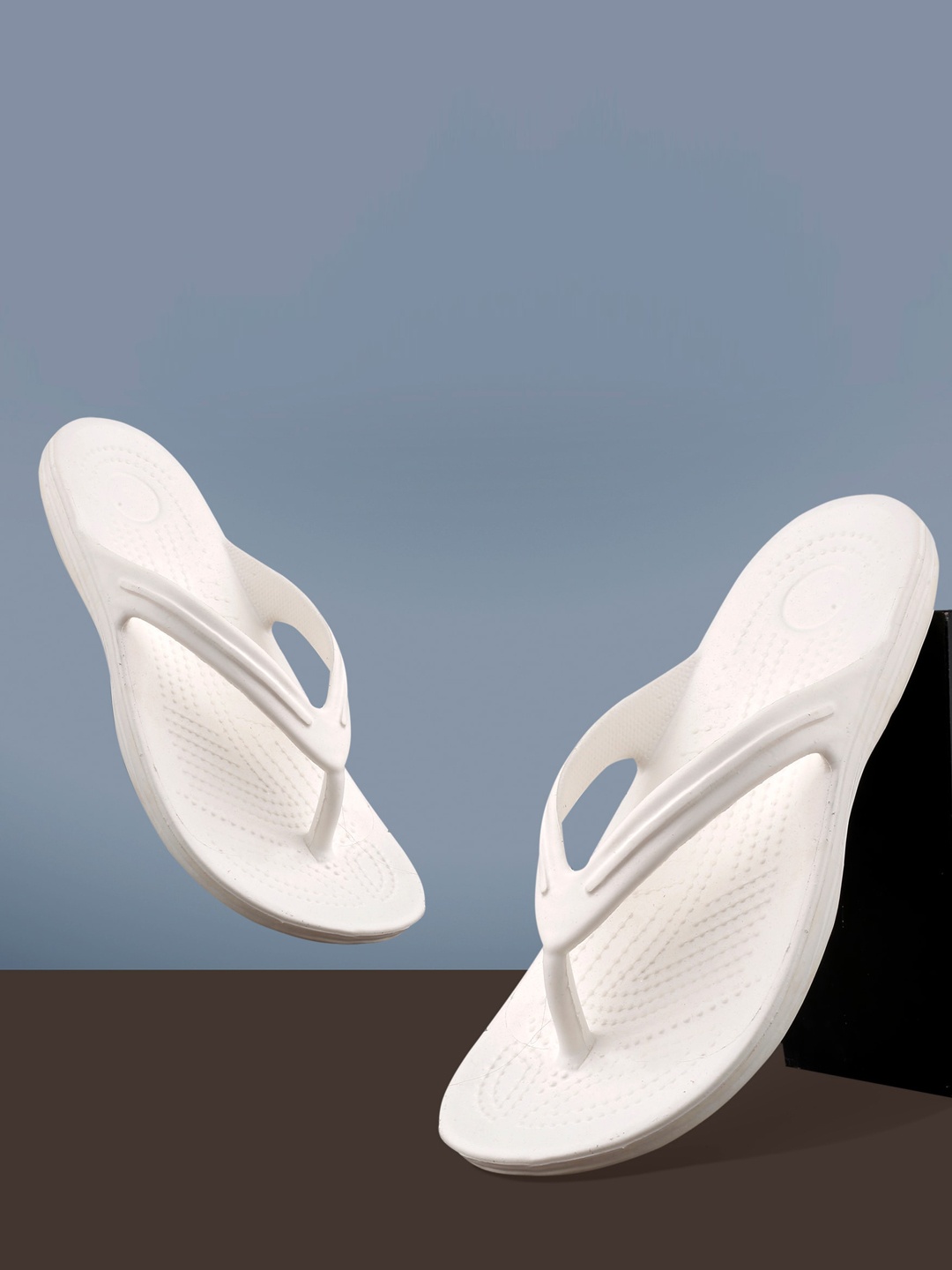 

sneakers villa Women Open Toe Thong Flip Flops, Off white