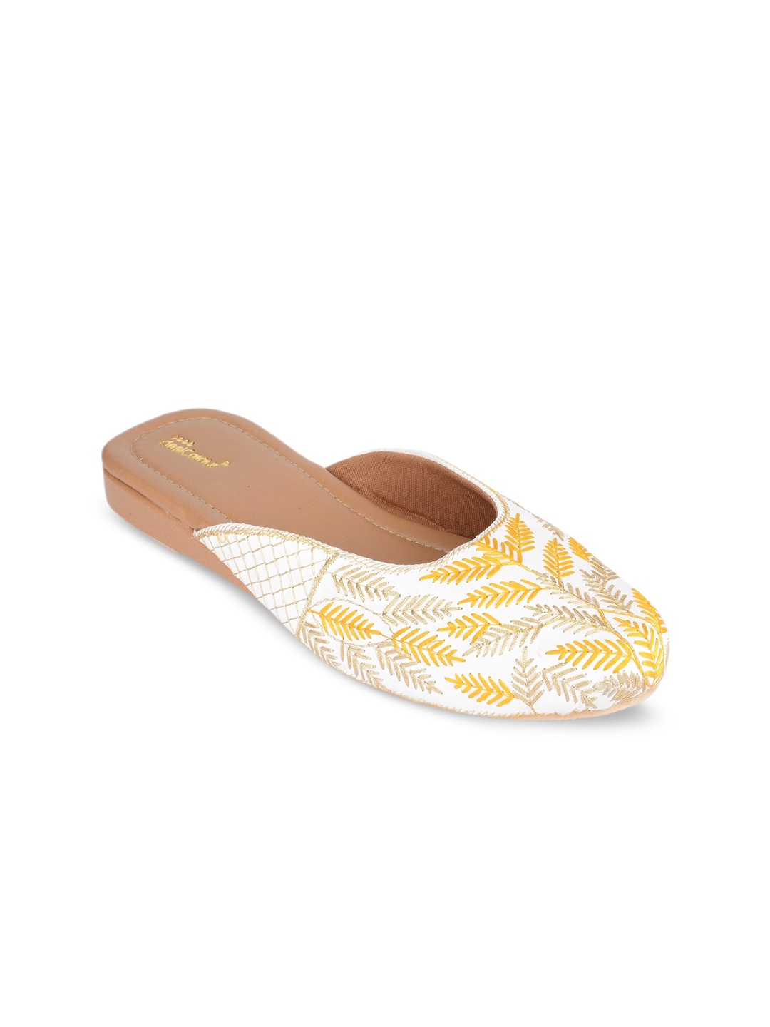 

DESI COLOUR Embroidered Ethnic Mules, White
