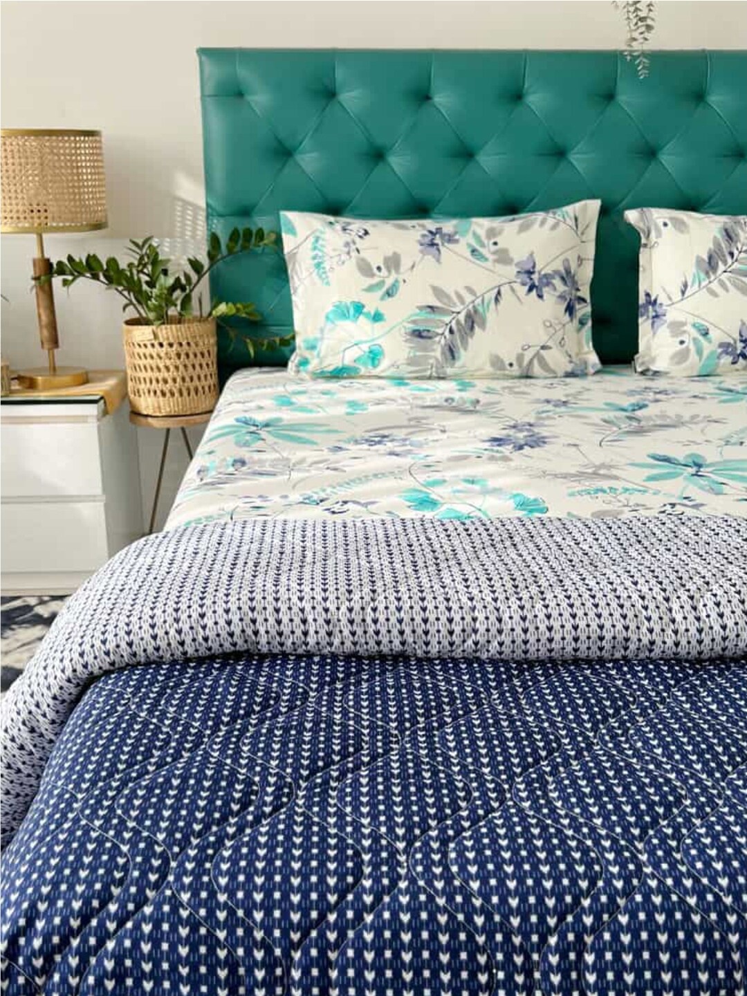 

URBAN SPACE White & Blue Printed Pure Cotton Double Queen Bedding Set