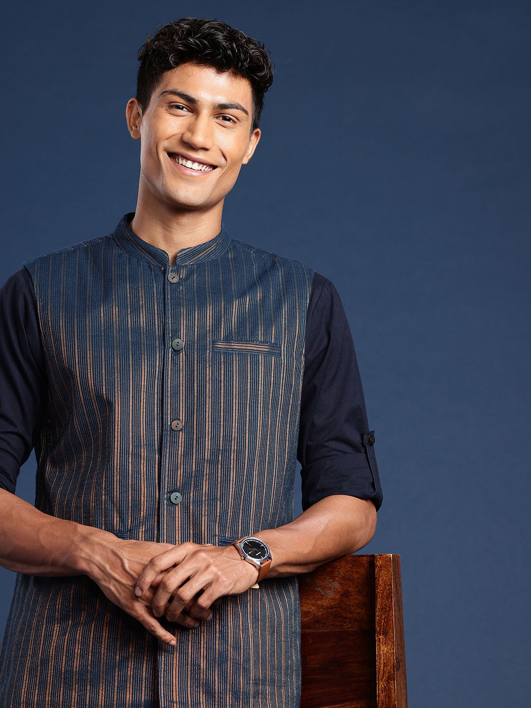 

Taavi Nagari Weaves Pure Cotton Kurta Set, Navy blue