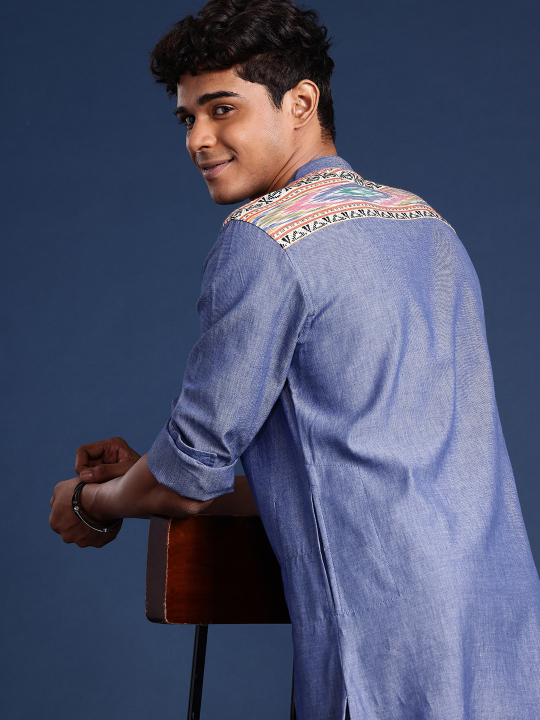 

Taavi Men Ikat Print & Geometric Woven Design Thread Work Pure Cotton Kurta with Trousers, Blue