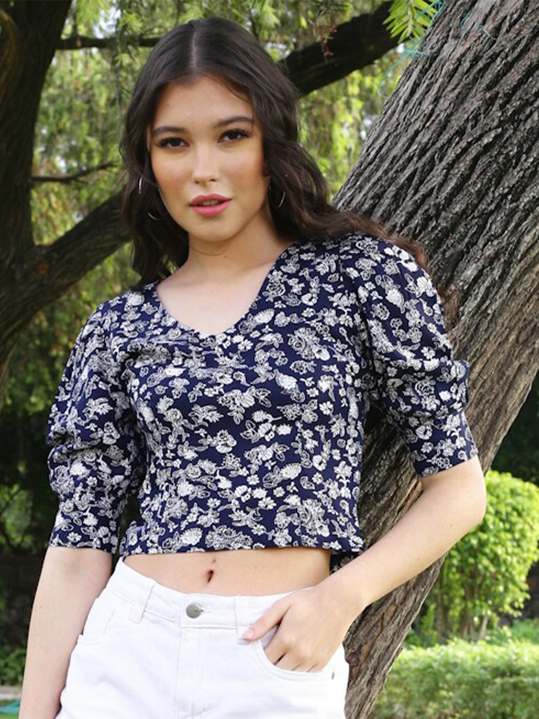 

Sera Navy Blue Floral Printed V-Neck Puff Sleeves Crop Top