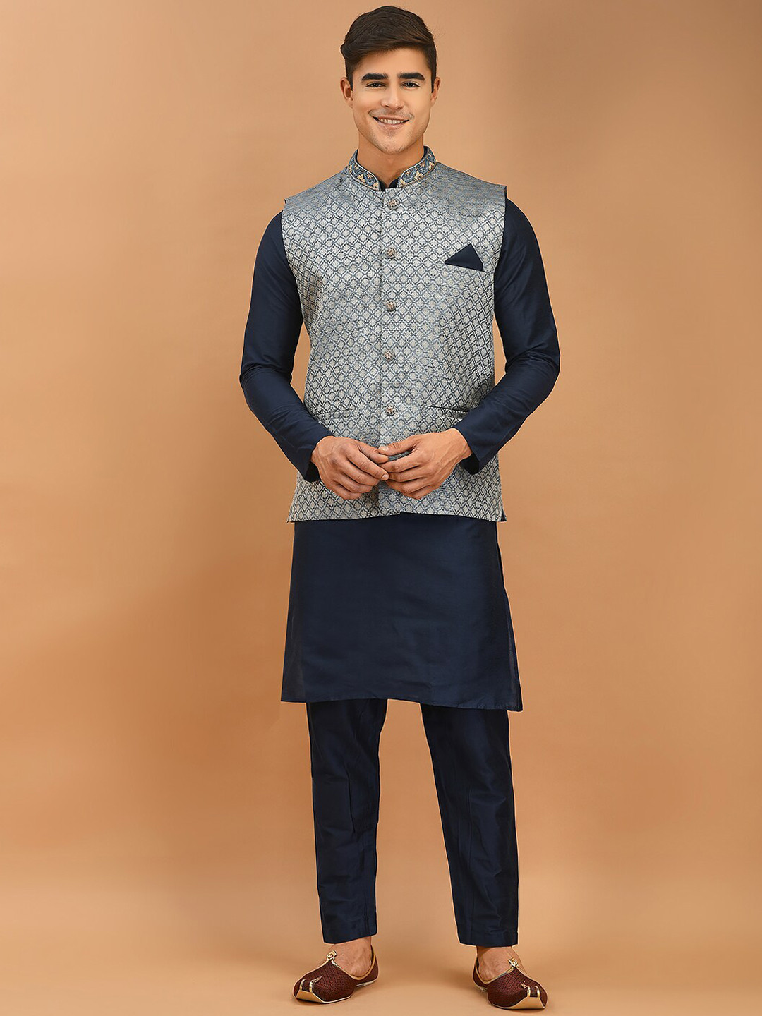 

DEYANN Mandarin Collar Straight Kurta with Pyjamas & Nehru Jacket, Navy blue