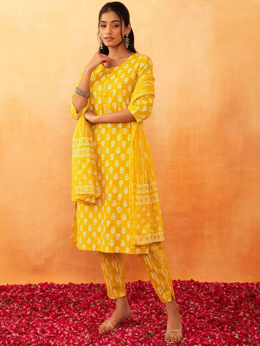 

Rang by Indya Floral Printed Pure Cotton Kurta With Trousers & Dupatta, Yellow