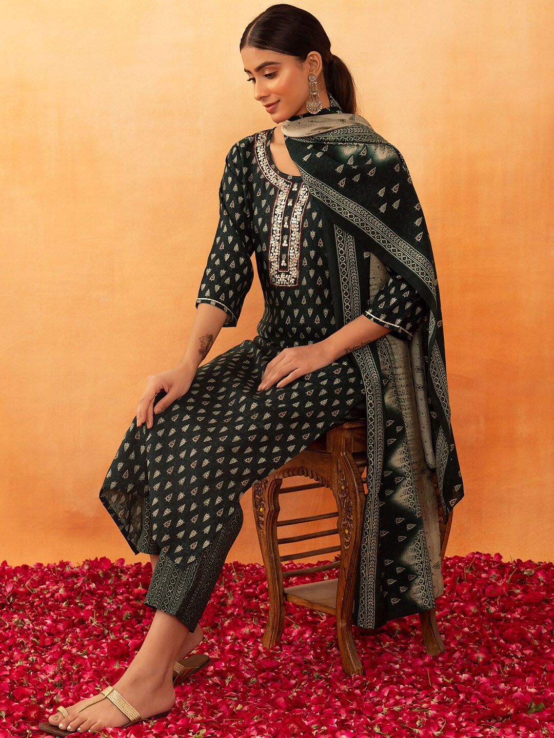 

Rang by Indya Ethnic Motif Printed Embroidered Straight Kurta With Trousers & Dupatta, Green