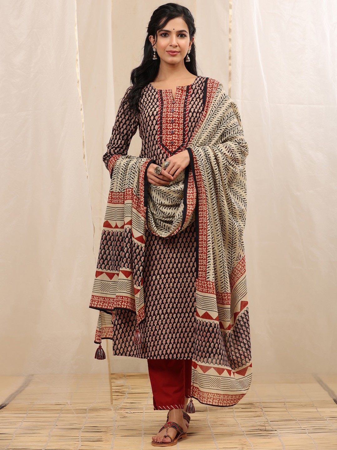 

PIROH Floral Printed Pure Cotton Kurta With Trousers & With Dupatta, Black