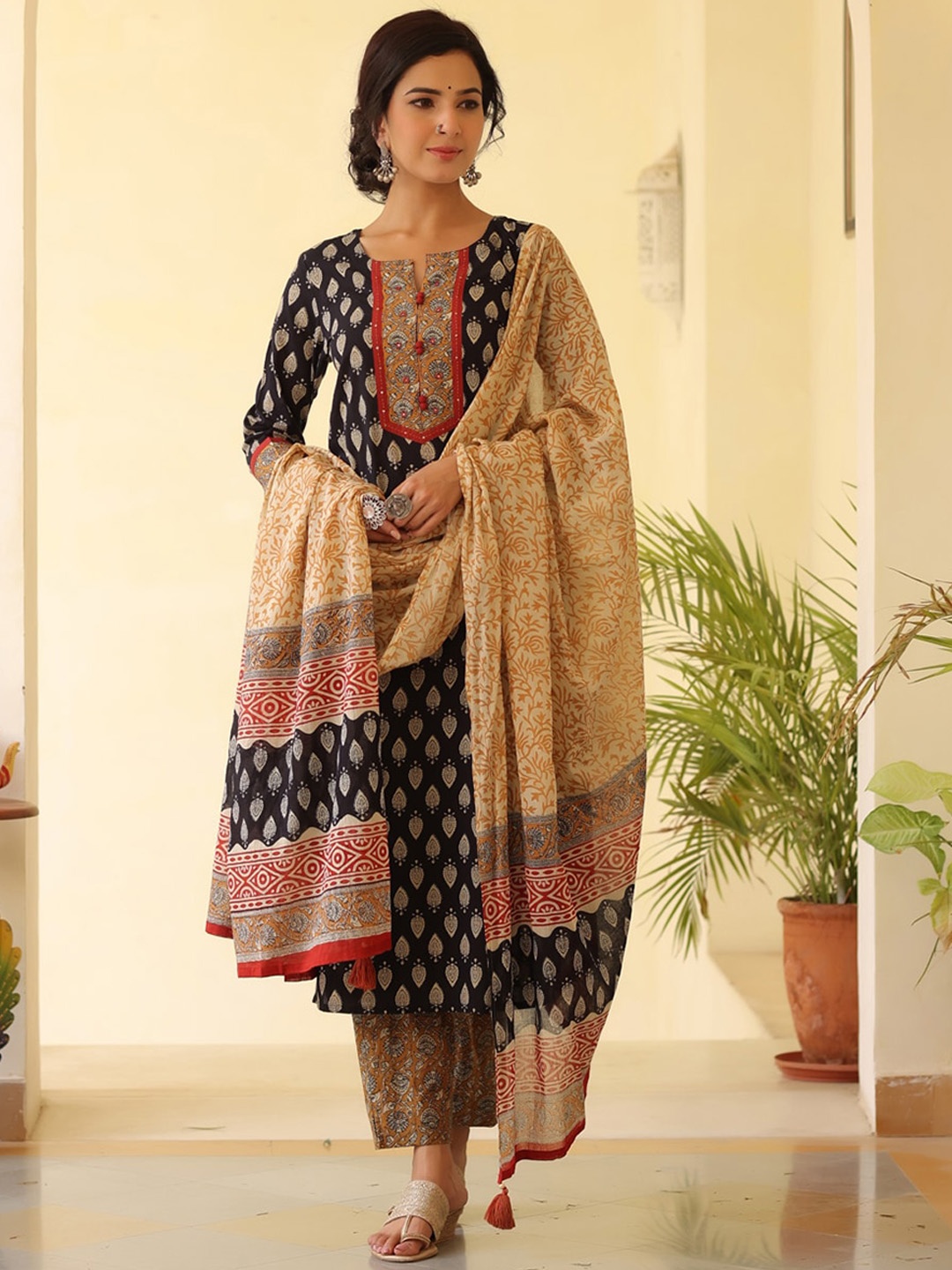 

PIROH Ethnic Motifs Printed Pure Cotton Kurta With Trousers & With Dupatta, Black