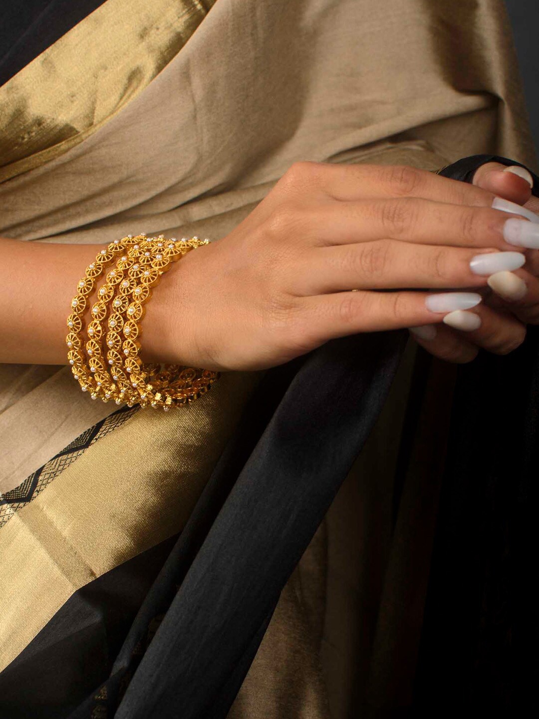 

Fida Set of 4 Gold-Plated Pearl-Studded Bangles