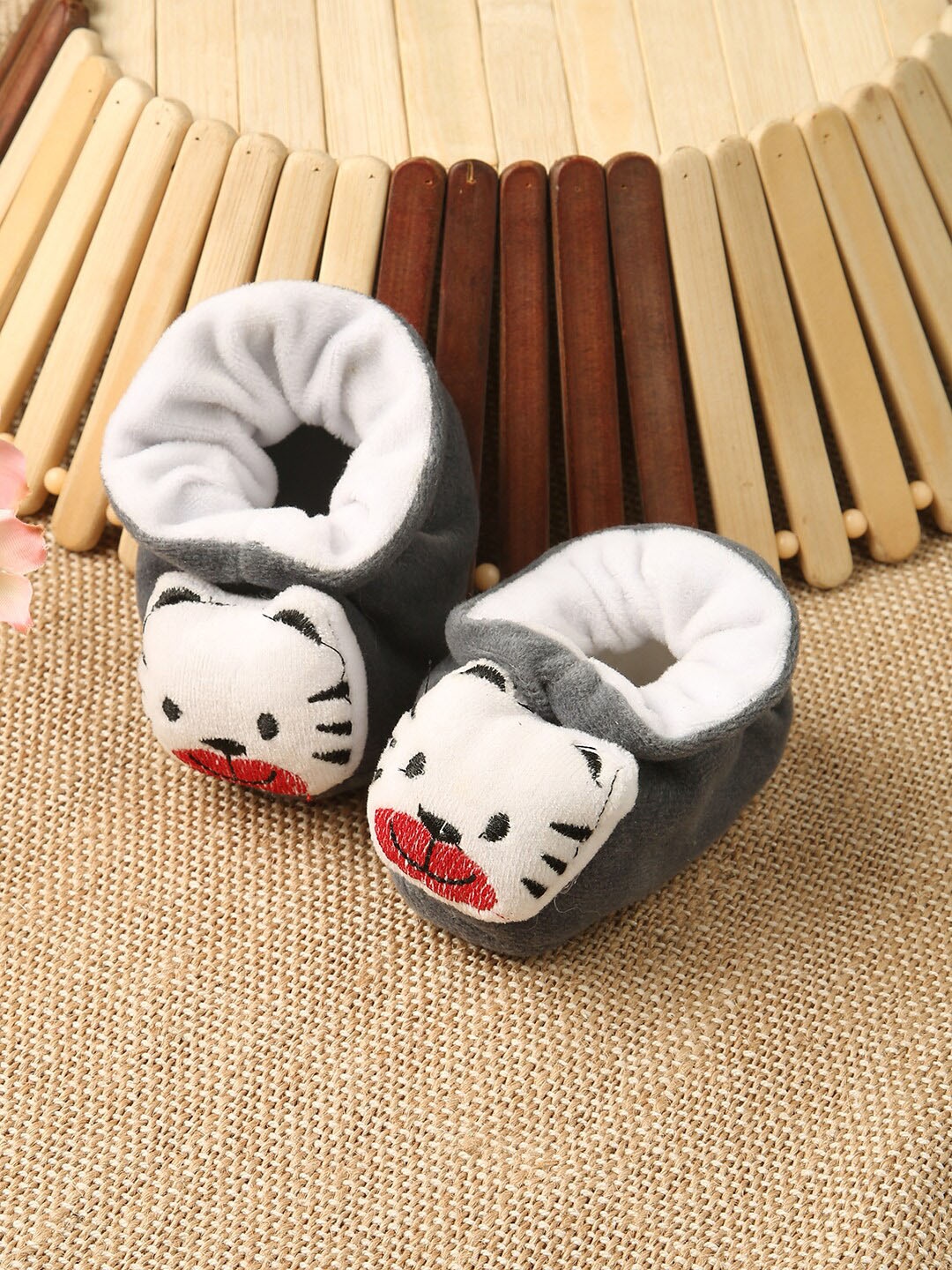 

CHiU Infant Cat Booties, White