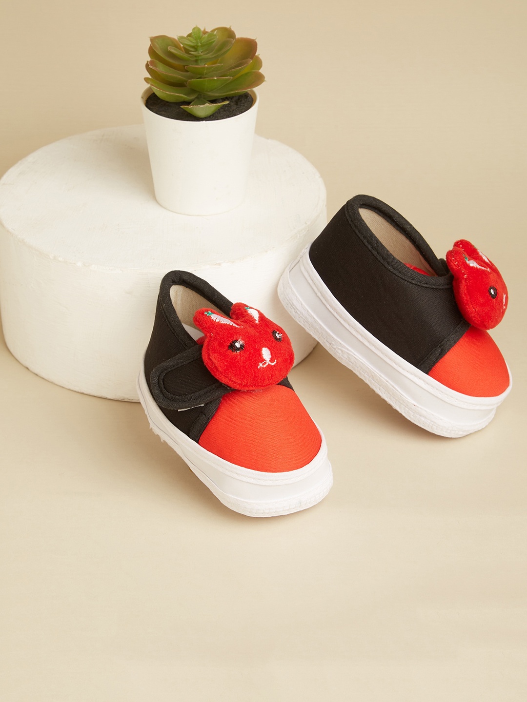 

CHiU Infant Rabbit Cotton Booties, Black