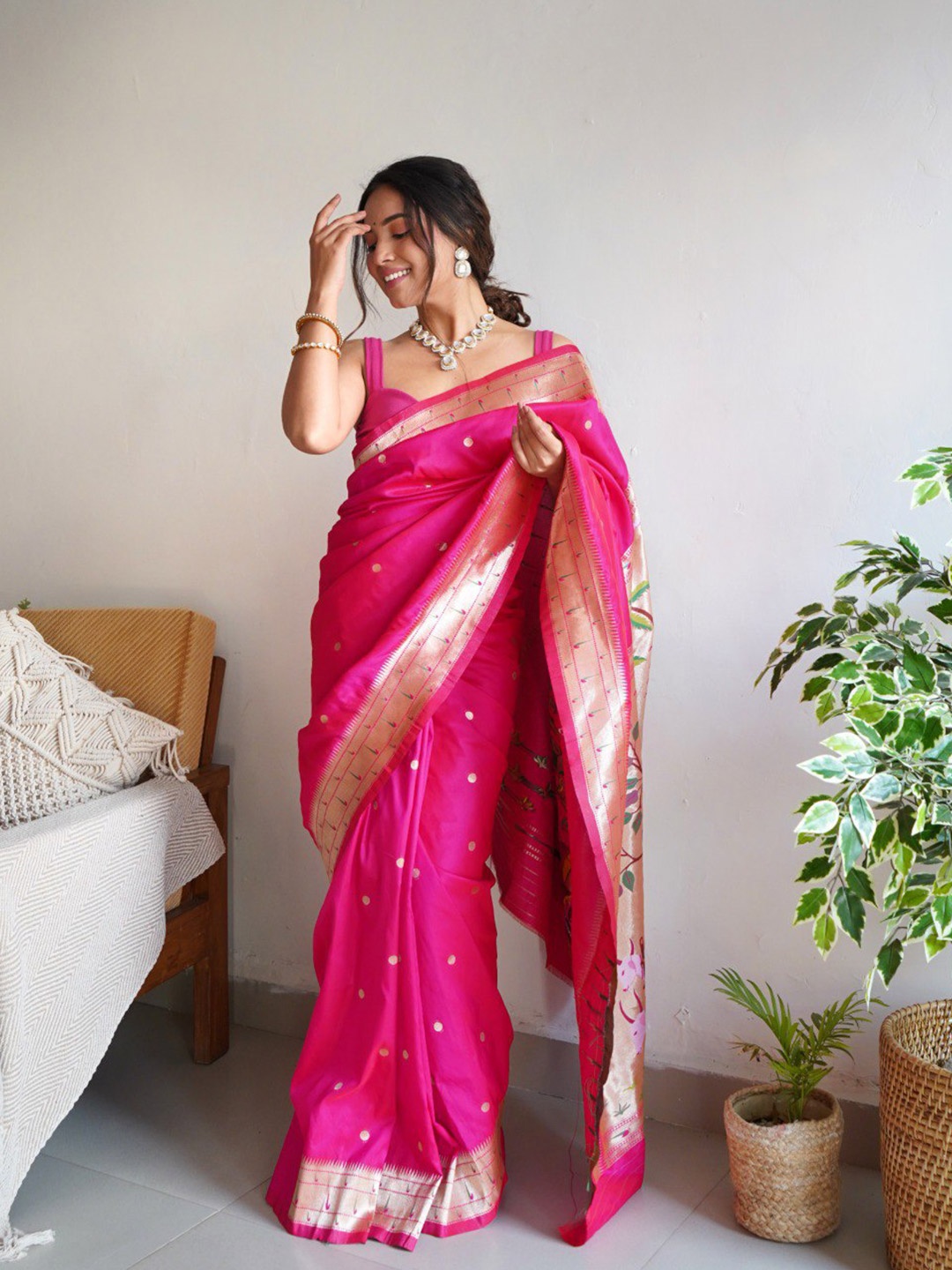 

VEERAX Geometric Woven Design Zari Pure Silk Banarasi Saree, Pink