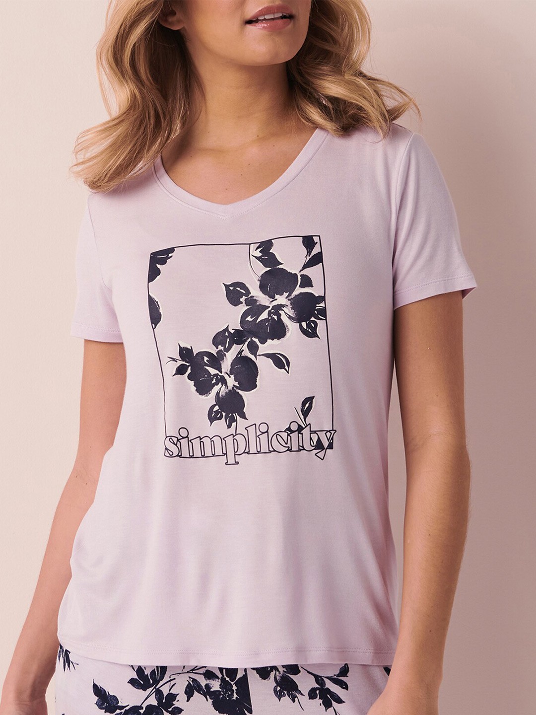 

La Vie en Rose Floral Printed V-Neck T-shirt, Purple