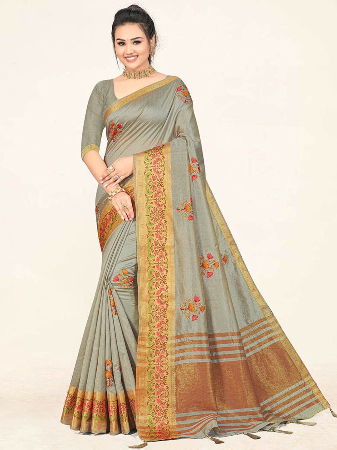 

SANGAM PRINTS Floral embroidered Zari Saree, Grey