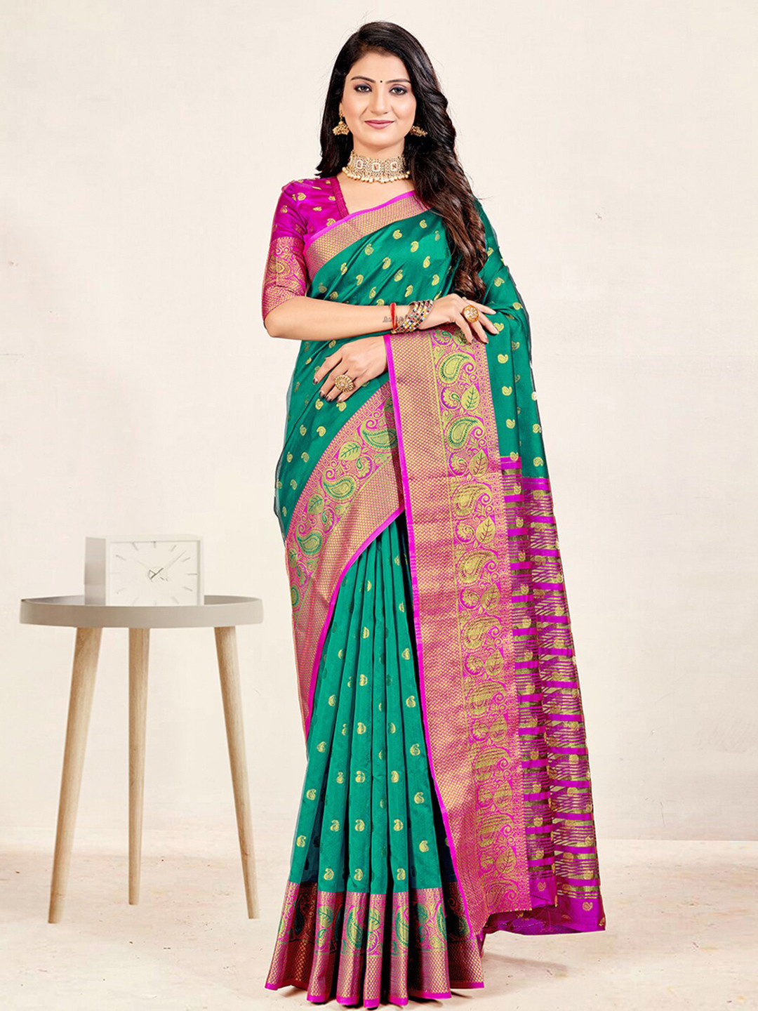 

SANGAM PRINTS Paisley Woven Design Zari Saree, Green