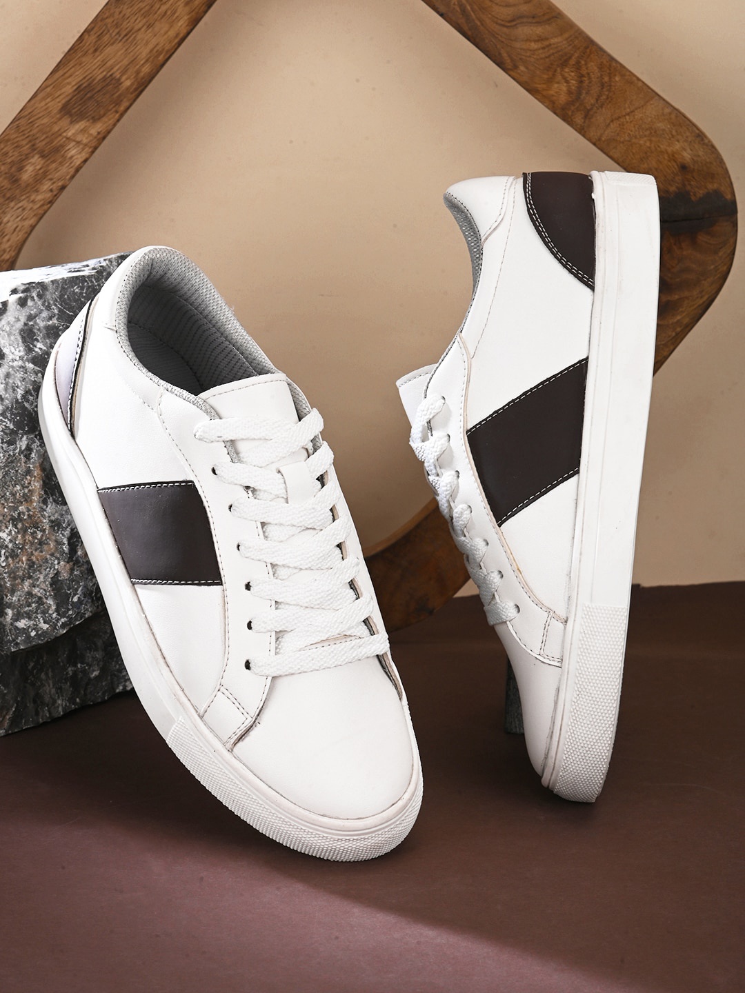 

Roadster Women White & Black Colourblocked Lightweight Padded Insole Basics Sneakers