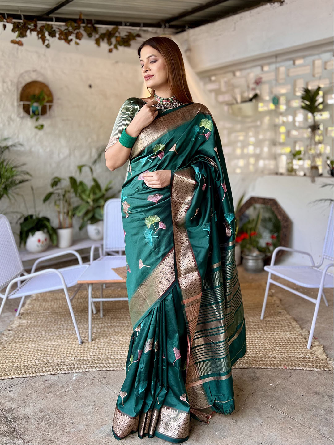 

Mitera Green & Gold-Toned Floral Embroidered Zari Silk Cotton Banarasi Saree