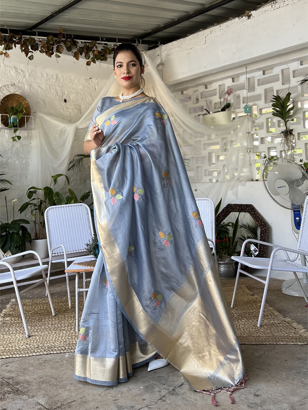 

Mitera Grey & Gold-Toned Floral Embroidered Zari Organza Banarasi Saree