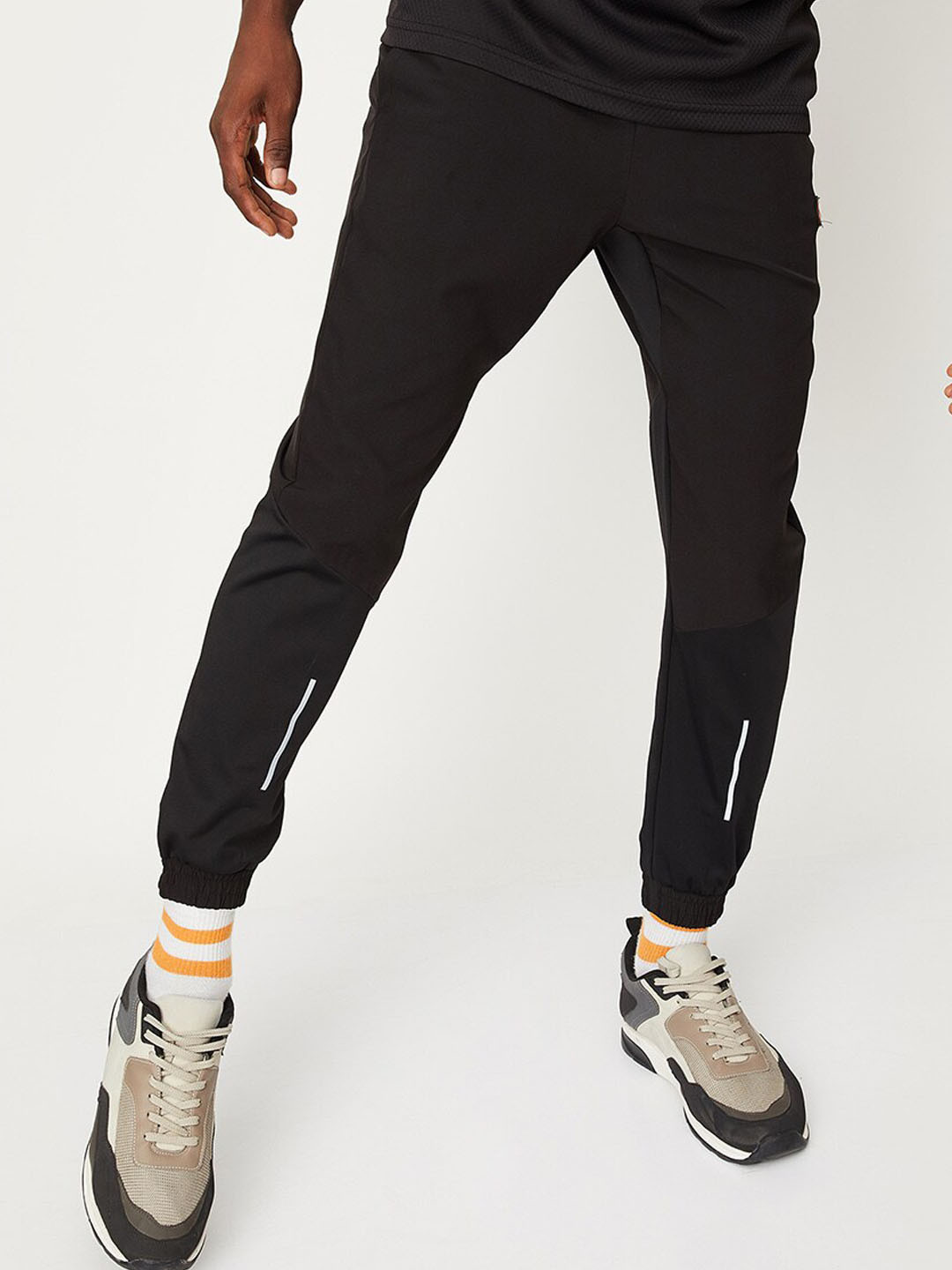 

max Men Mid-Rise Joggers, Black