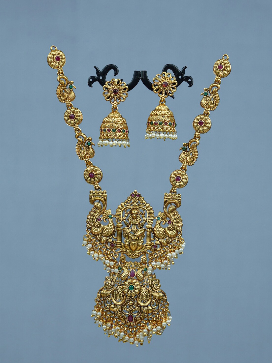 

Diksha collection Gold-Plated Stone-Studded & Beaded Jewellery Set