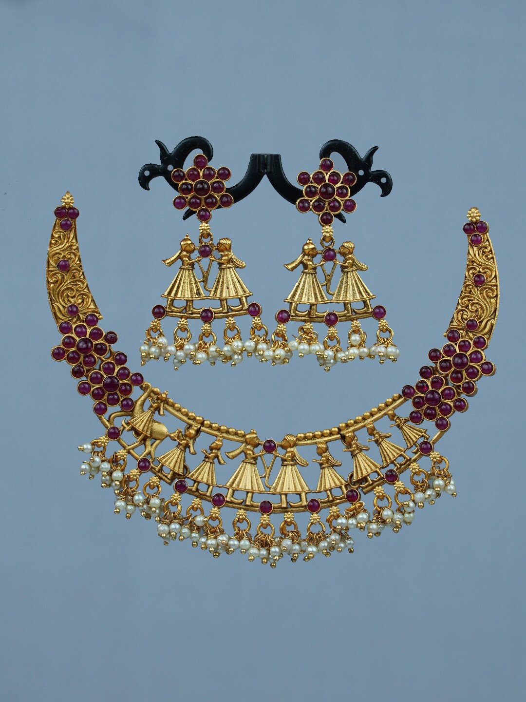 

Diksha collection Gold-Plated Stone Studded & Beaded Jewellery Set