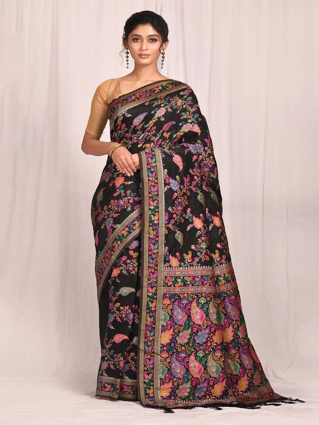 

AYKA CLOTHINGS Floral Motifs Pure Cotton Saree, Black