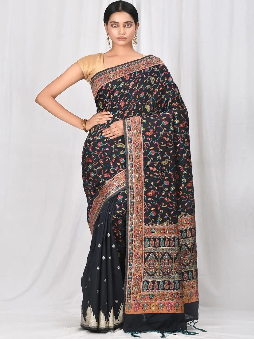 

AYKA CLOTHINGS Floral Woven Design Saree, Black