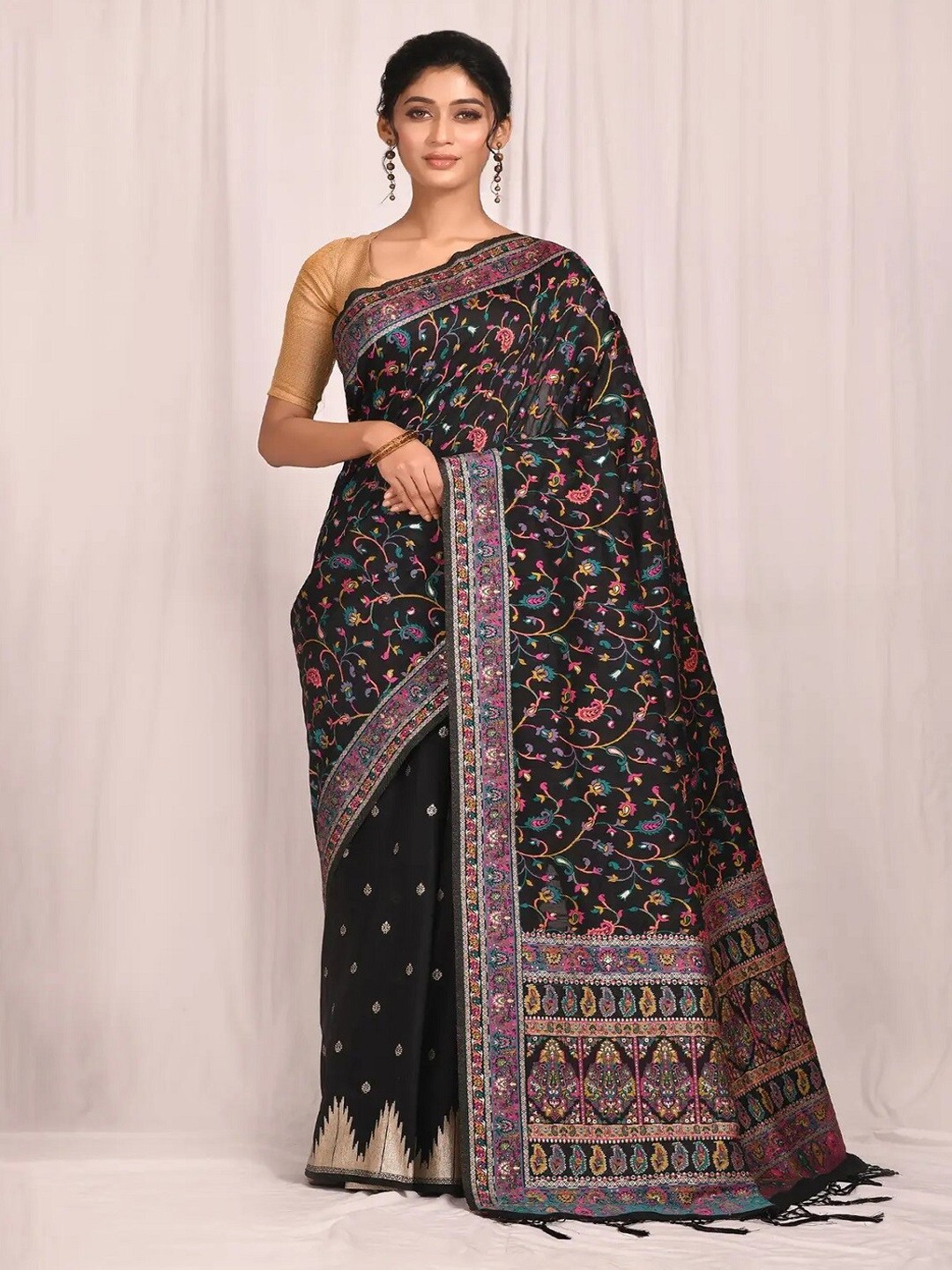 

AYKA CLOTHINGS Floral Woven Design Saree, Black