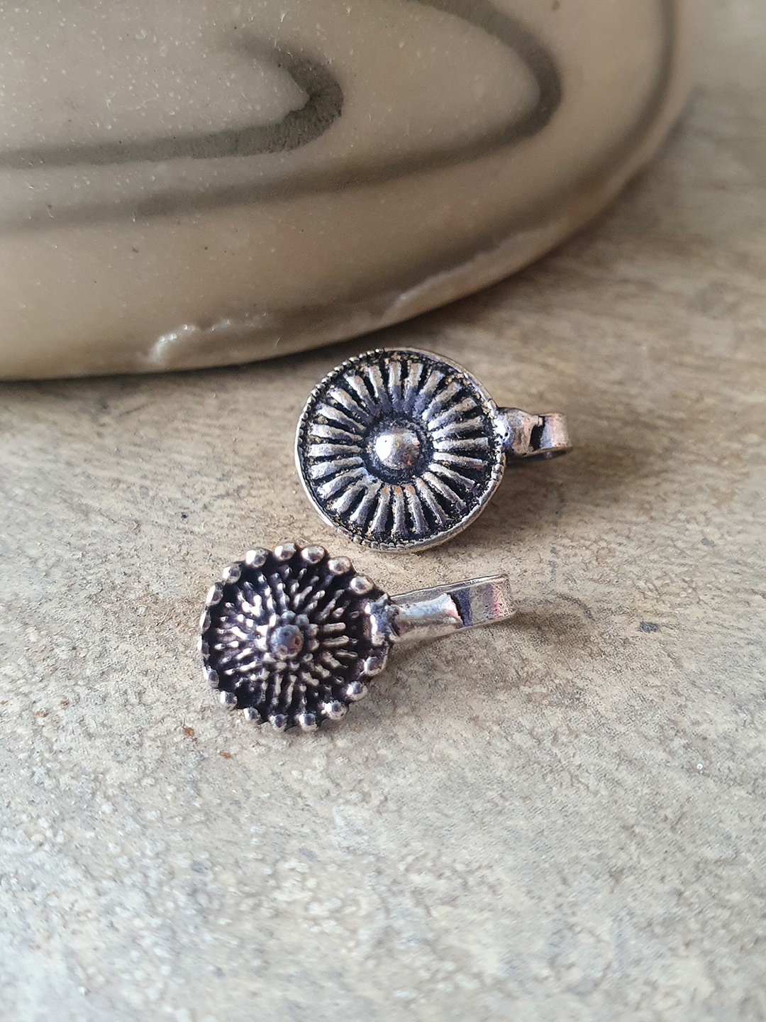 

Infuzze 2Pcs Silver-Plated Oxidised Textured Clip-On Nosepin