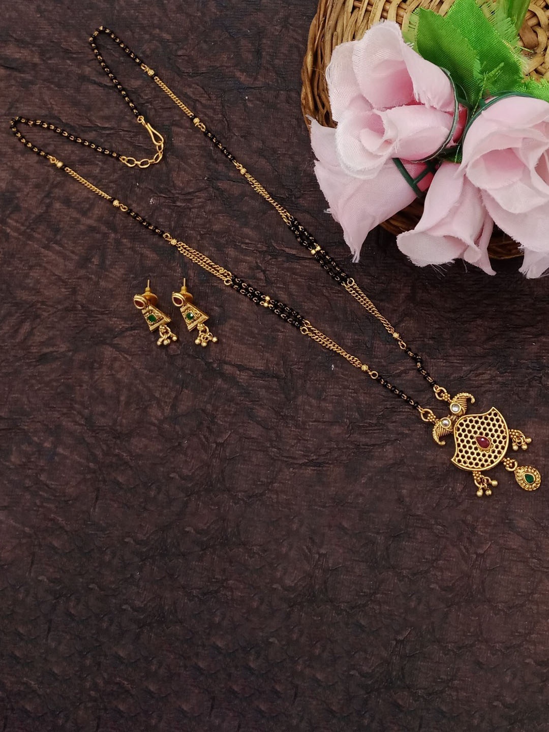 

AASHISH IMITATION Gold-Plated Stone-Studded & Beaded Mangalsutra With Earrings