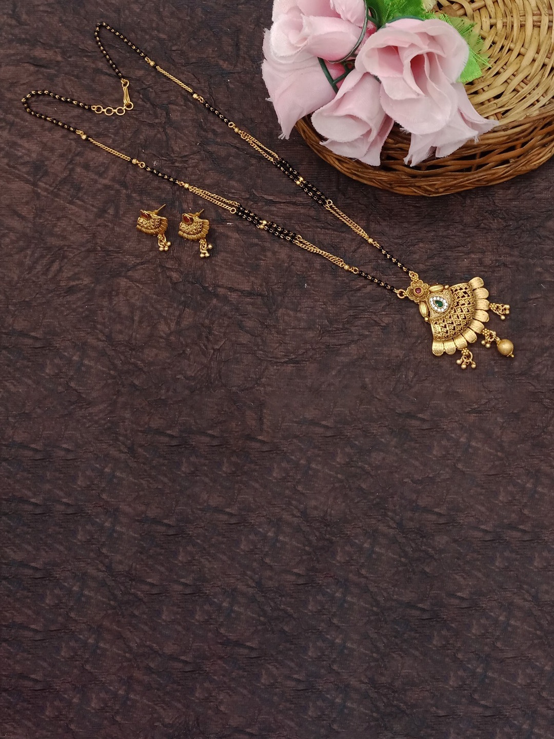 

AASHISH IMITATION Gold-Plated Stone-Studded & Beaded Mangalsutra With Earrings