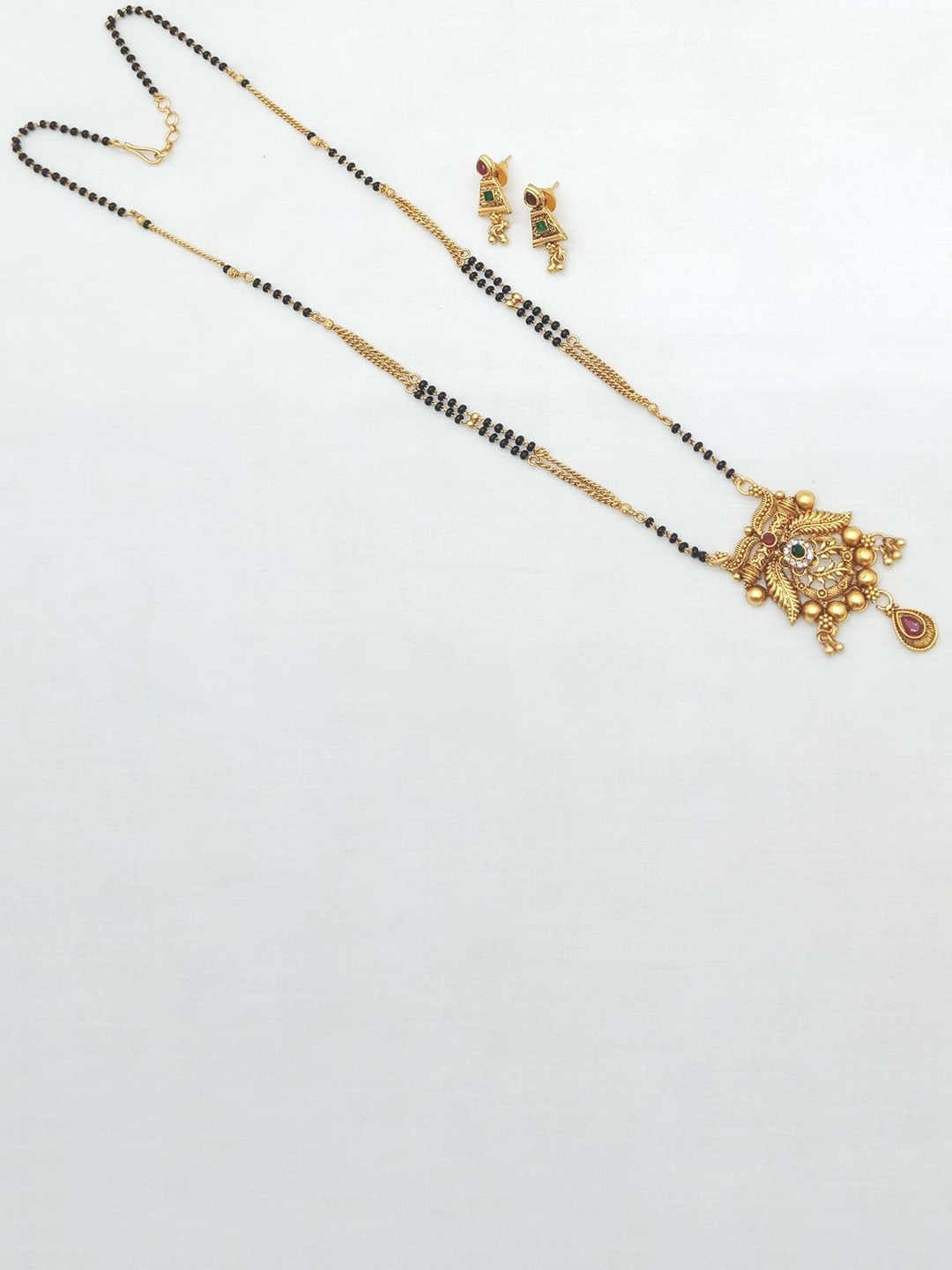 

AASHISH IMITATION Gold-Plated Stone-Studded & Beaded Mangalsutra With Earrings