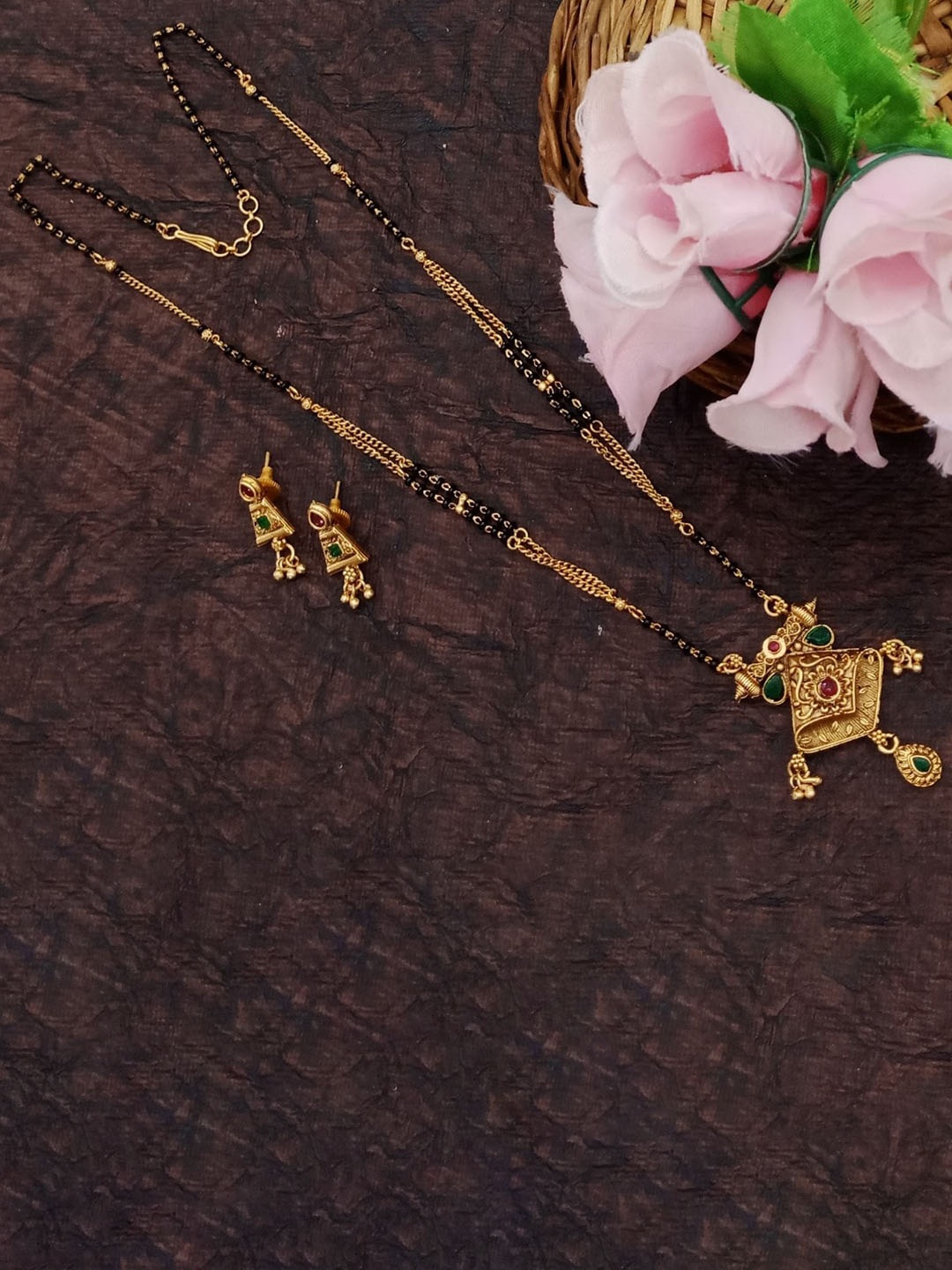 

AASHISH IMITATION Gold-Plated Stone-Studded & Beaded Mangalsutra With Earrings