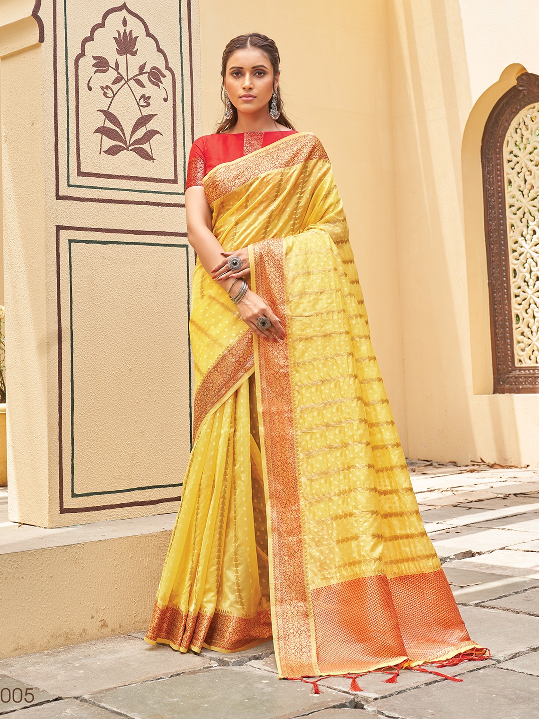 

KARAGIRI Striped Zari Saree, Yellow