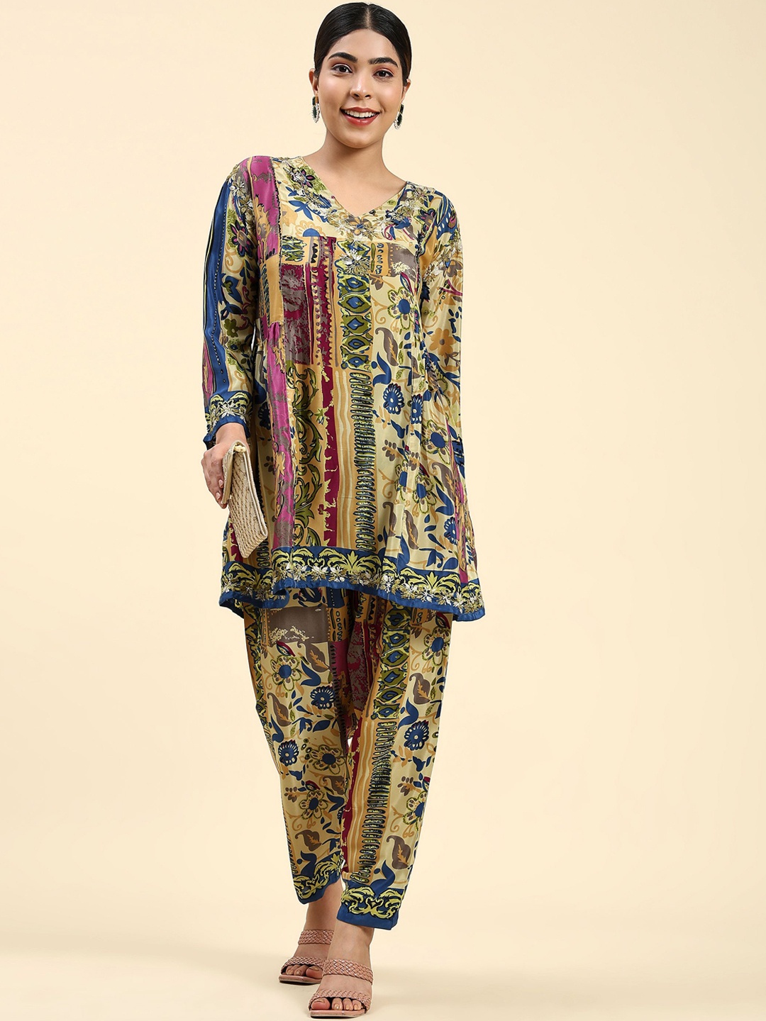 

HOUSE OF KARI Ethnic Motifs Printed Regular Kurta with Salwar, Green
