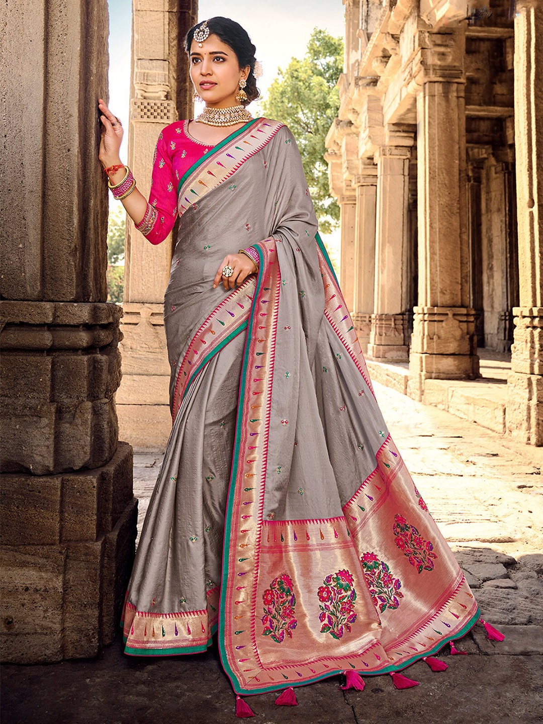 

ODETTE Ethnic Motifs Embroidered Zari Saree, Grey