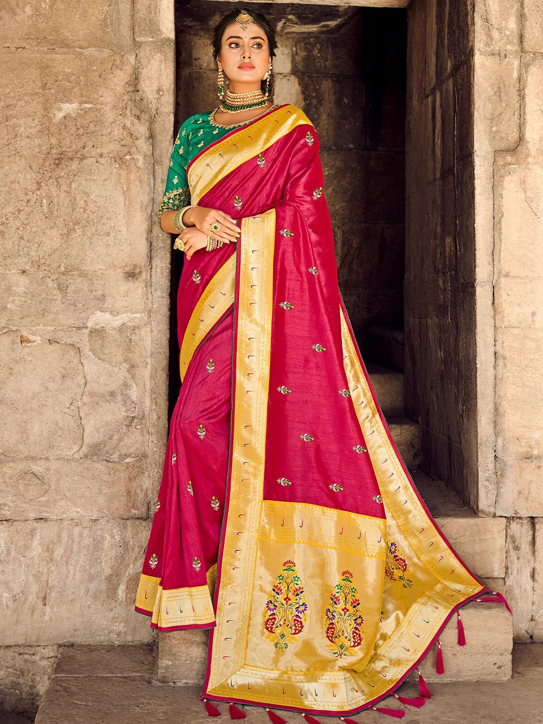 

ODETTE Ethnic Motifs Zari Silk Blend Saree, Pink