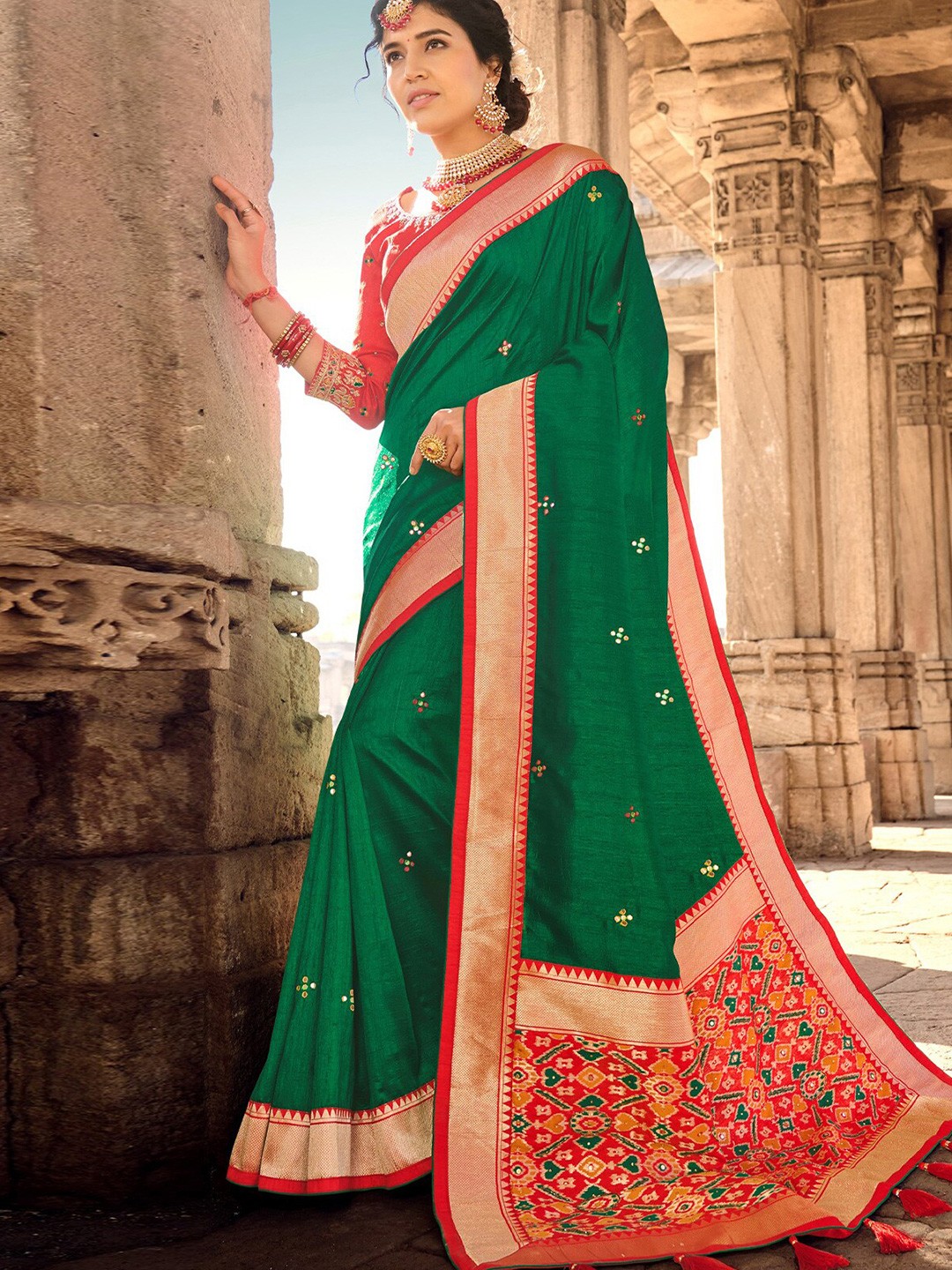 

ODETTE Ethnic Motifs Zari Silk Blend Saree, Green