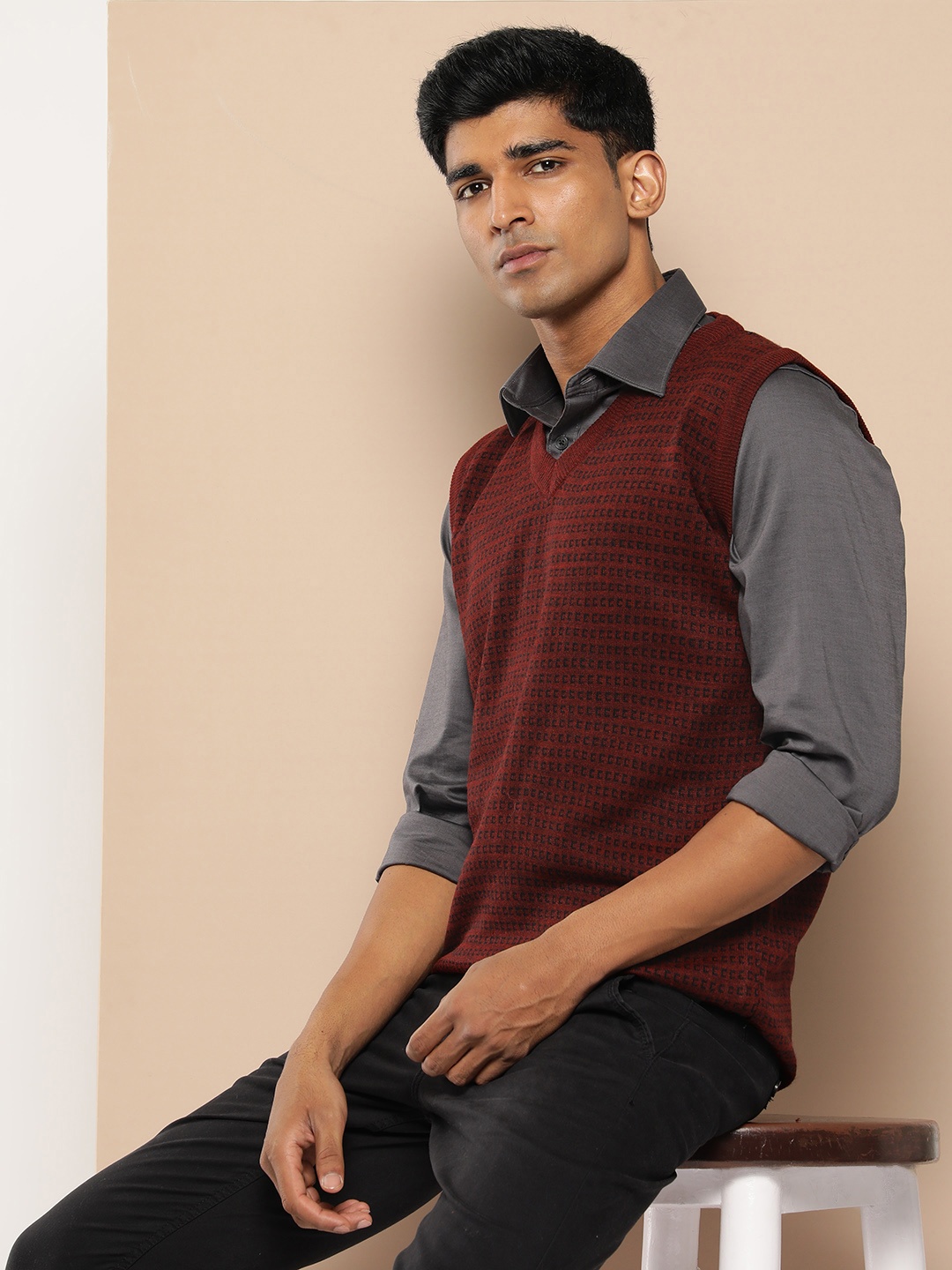 

INVICTUS Self-Designed Sweater Vest, Maroon