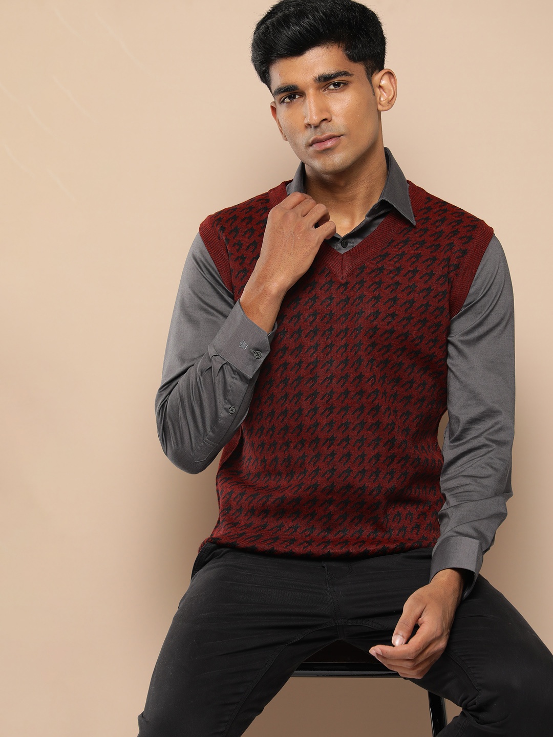 

INVICTUS Self Designed Sweater Vest, Maroon