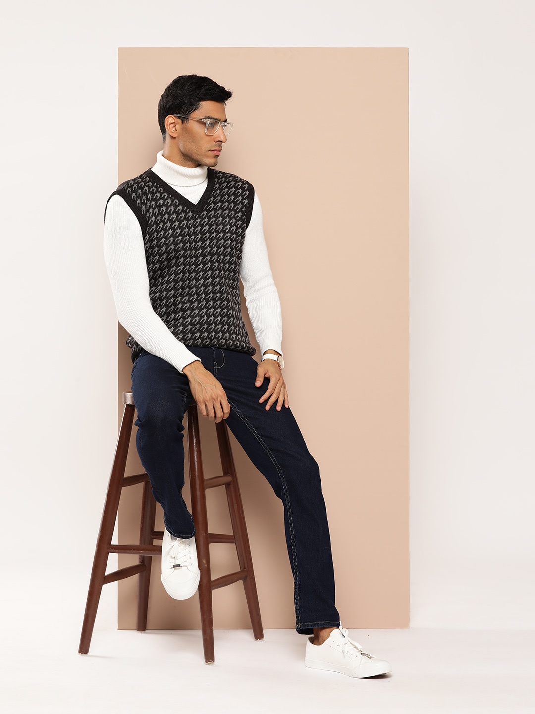 

INVICTUS Self Design Acrylic Sweater Vest, Grey