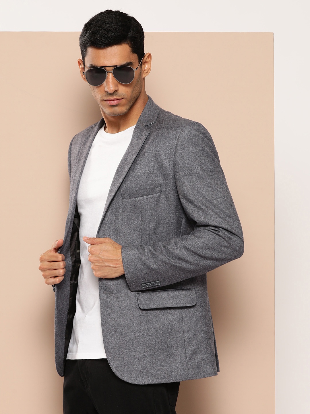 

INVICTUS Slim Fit Solid Single-Breasted Smart Casual Blazer, Grey