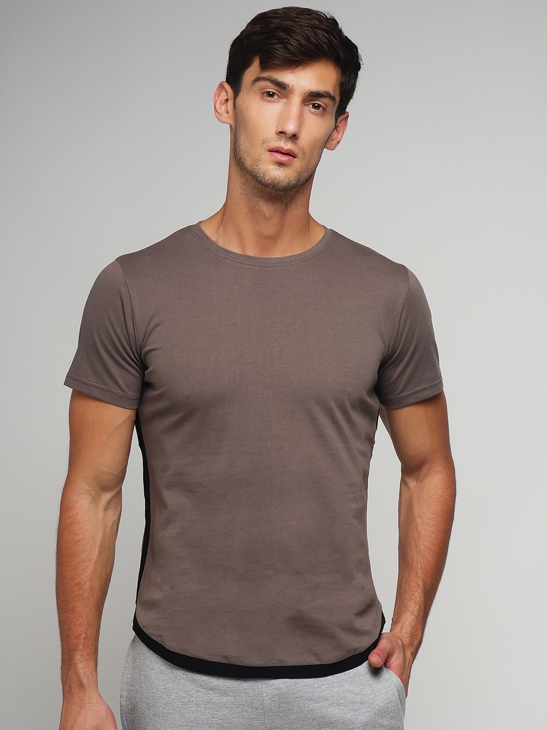 

GRITSTONES Men Taupe Solid Round Neck T-shirt