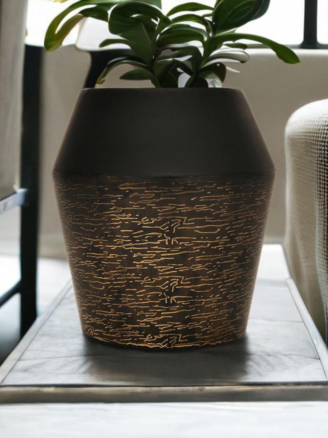 

Athome by Nilkamal Amphora Black & Beige Textured Small Metal Vase