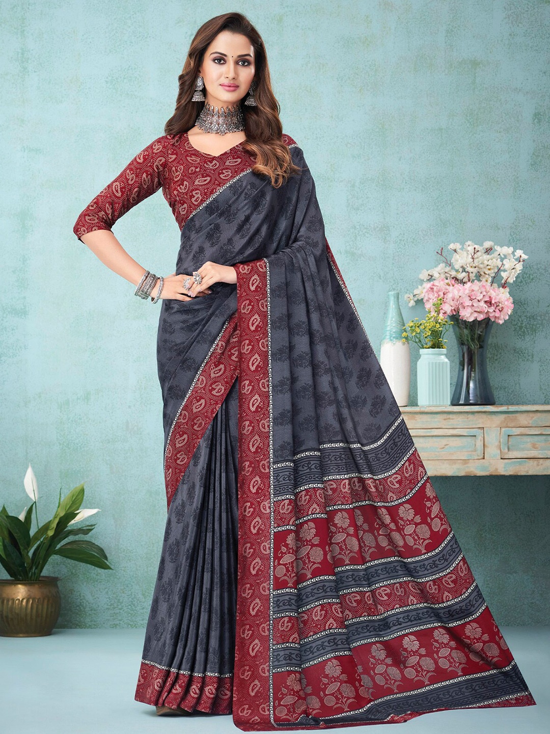 

ODETTE Floral Printed Saree, Grey