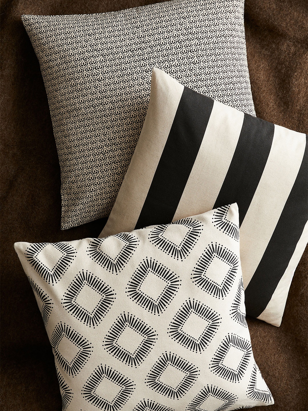 

H&M White & Black Pure Cotton Patterned Cushion Cover