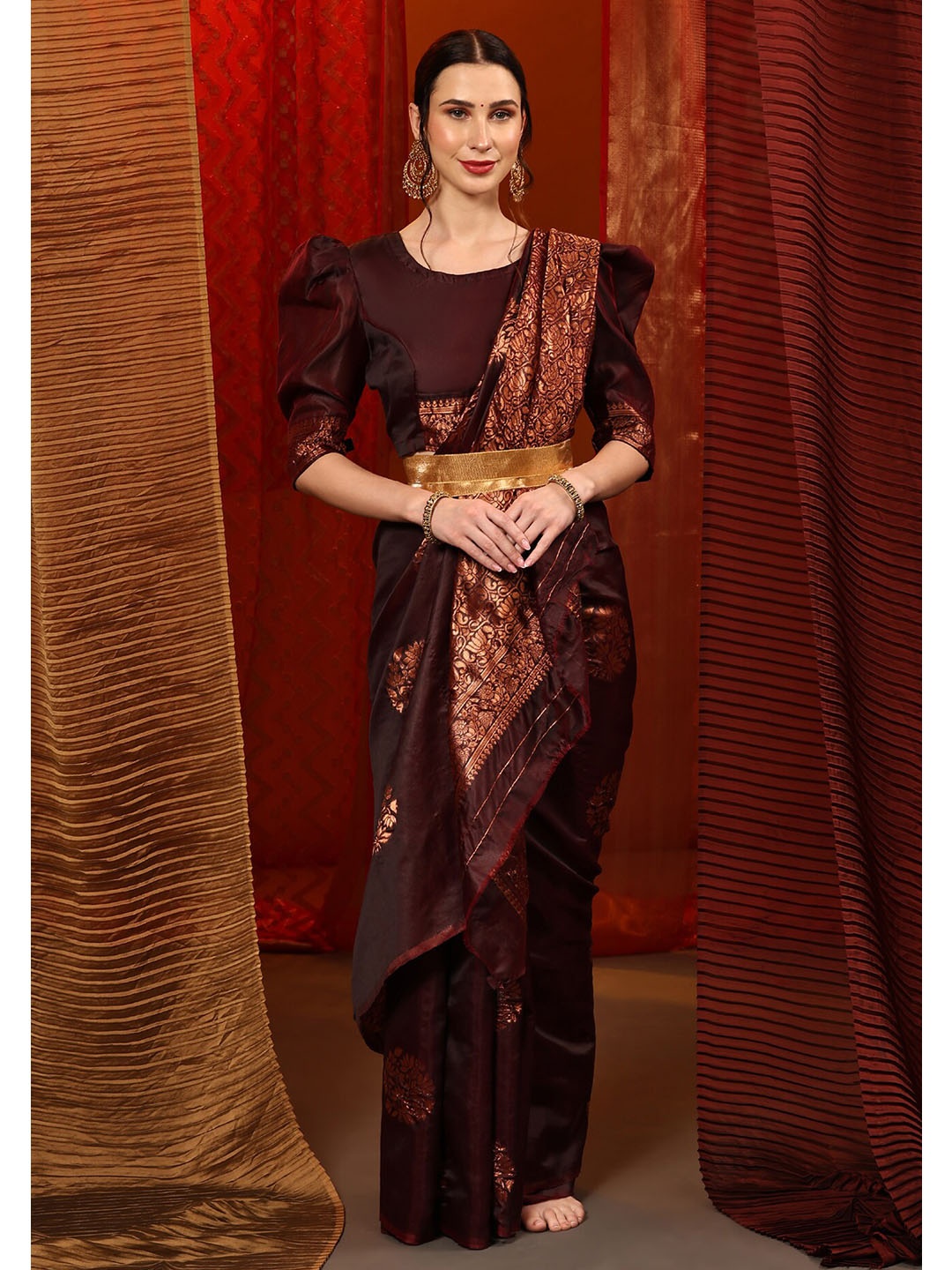 

Mitera Violet & Gold-Toned Woven Design Zari Silk Blend Kanjeevaram Saree