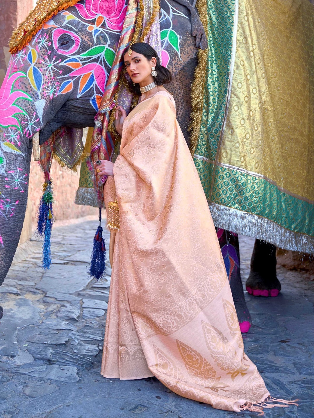 

Mitera Pink & Gold-Toned Floral Woven Design Zari Banarasi Saree