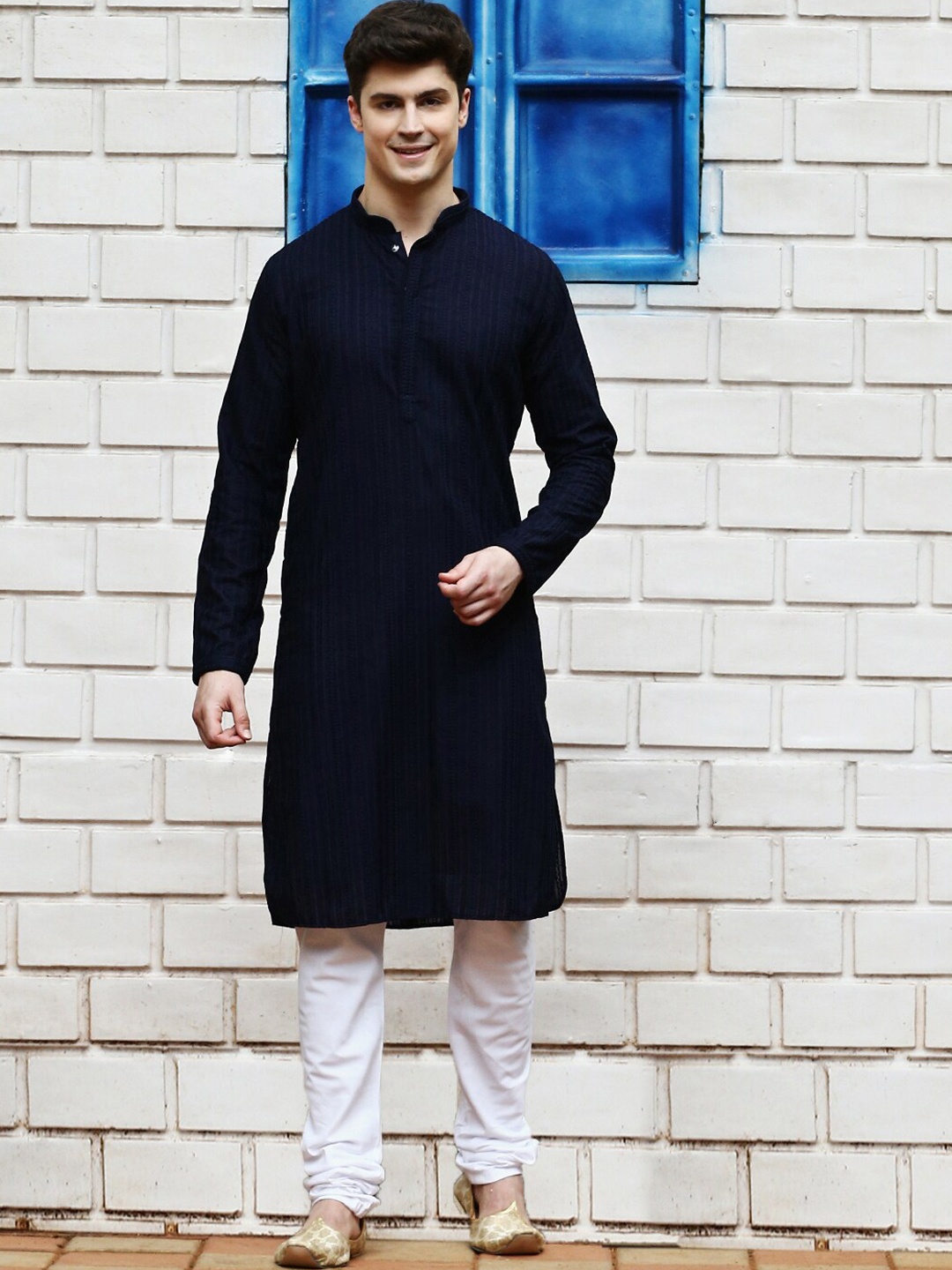 

Sanwara Ethnic Motifs Chikankari Embroidered Cotton Kurta, Navy blue