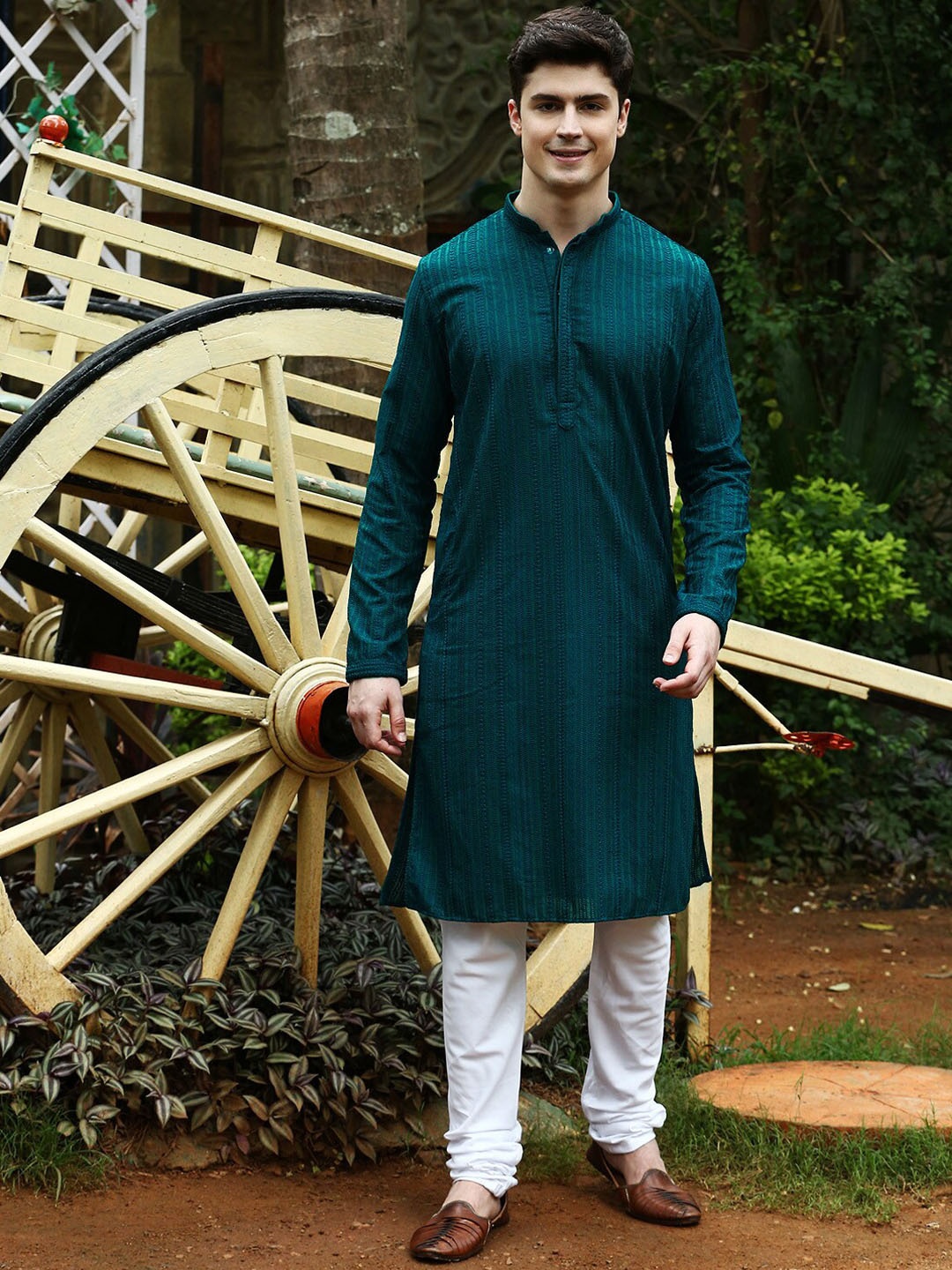 

Sanwara Ethnic Motifs Chikankari Embroidered Cotton Kurta, Green