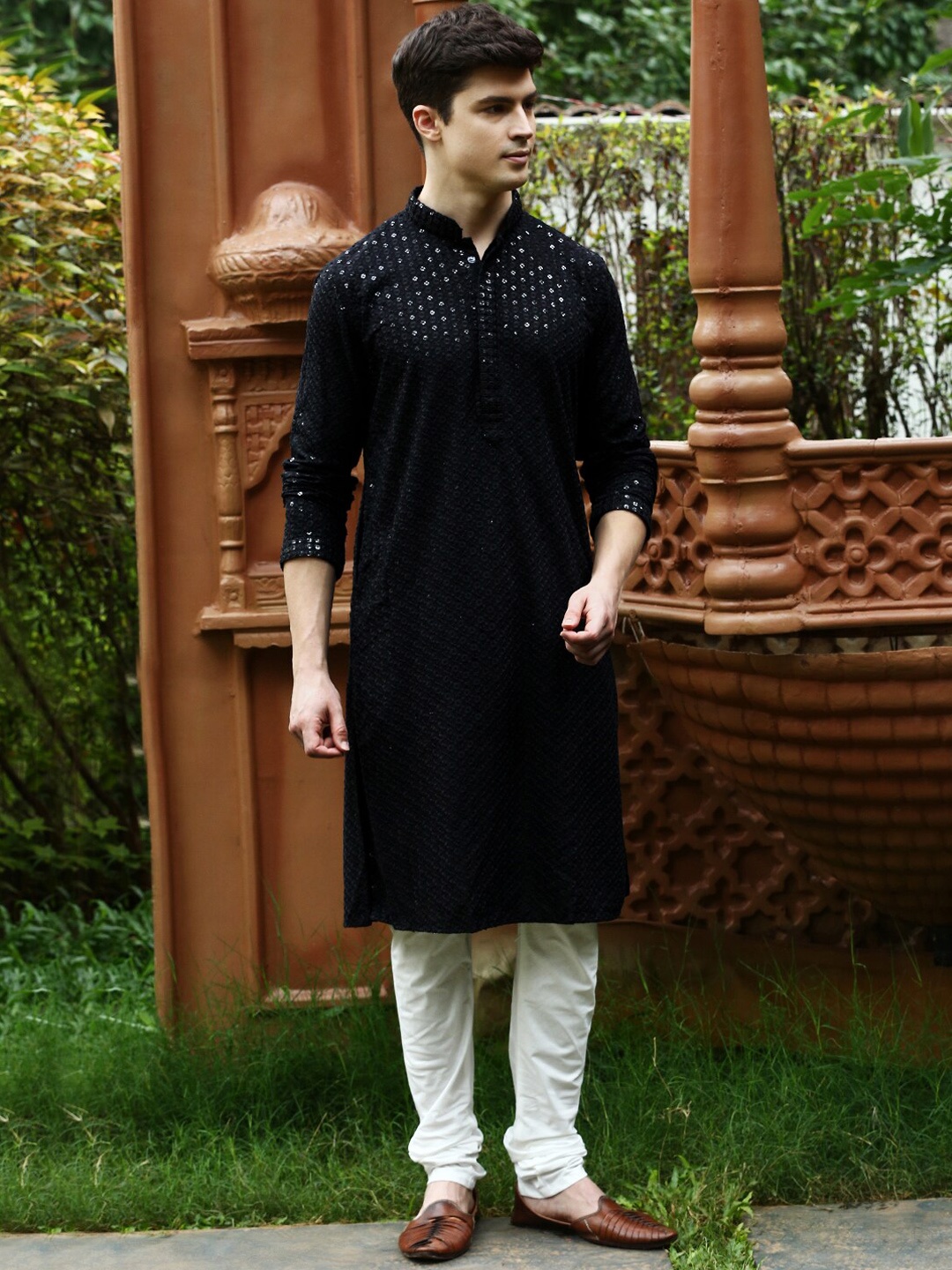 

Sanwara Men Embroidered Chikankari Sequinned Cotton Kurta, Black